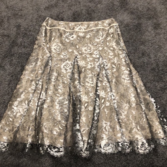 Women’s lace Max Mara skirt - Picture 2 of 3